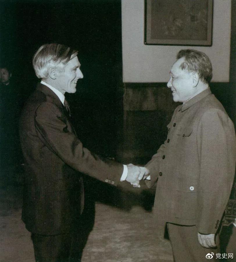 1981年1月26日，鄧小平對(duì)來訪的澳大利亞外長(zhǎng)斯特里特說，我們要寫個(gè)文件，主要是總結(jié)建國(guó)以來的歷史經(jīng)驗(yàn)。