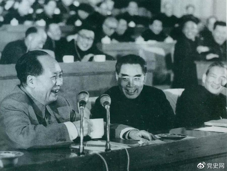 1962年初，毛澤東和周恩來、陳云在中共中央召開的擴大的中央工作會議（即七千人大會）上。