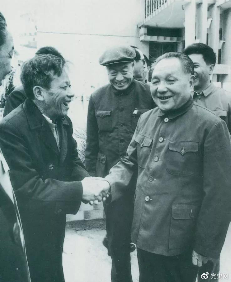 1984年1月25日，鄧小平在深圳經(jīng)濟(jì)特區(qū)走訪漁民新村。