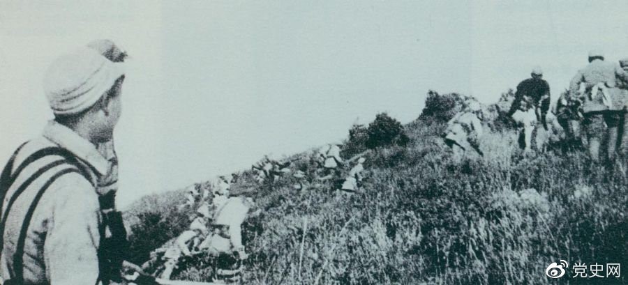 　　重慶談判期間，為了反擊國民黨軍隊的進攻，劉伯承、鄧小平于1945年9月發(fā)起上黨戰(zhàn)役。圖為晉冀魯豫軍區(qū)部隊正向老爺嶺沖鋒。