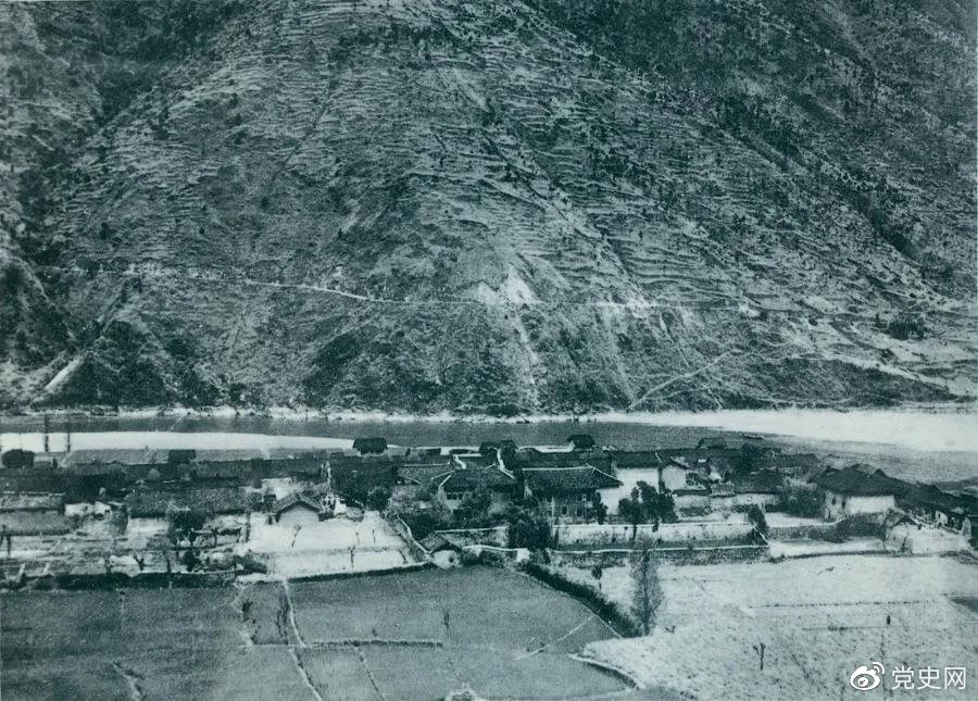 　　1935年5月25日，紅一方面軍到達(dá)大渡河南岸的安順場(chǎng)。紅軍17名勇士靠一葉孤舟強(qiáng)渡大渡河，為沿大渡河左岸北上的部隊(duì)打開(kāi)了一條通道。圖為安順場(chǎng)一角。
