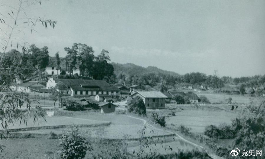 1934年8月，任弼時(shí)等率紅六軍團(tuán)9700余人，從橫石和新江口出發(fā)，開始西征。圖為江西遂川縣橫石。