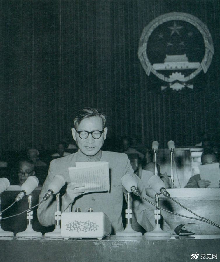 1955年7月，陳云在一屆全國(guó)人大二次會(huì)議上作堅(jiān)持和改進(jìn)糧食統(tǒng)購(gòu)統(tǒng)銷工作的報(bào)告。