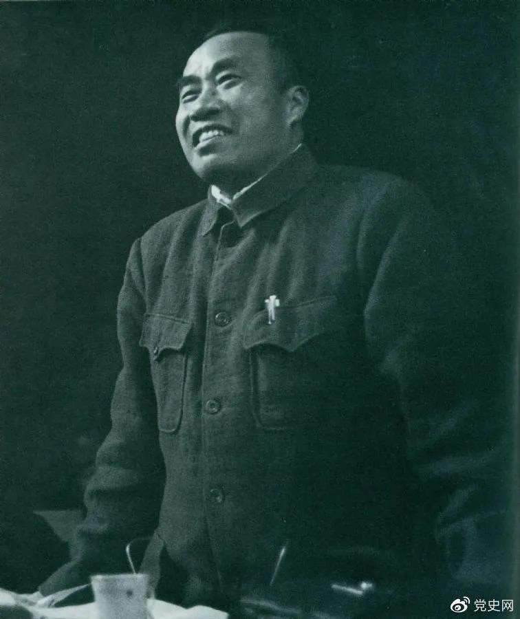 1945年4月25日，朱德在中國共產(chǎn)黨第七次全國代表大會上作題為《論解放區(qū)戰(zhàn)場》的軍事報告。