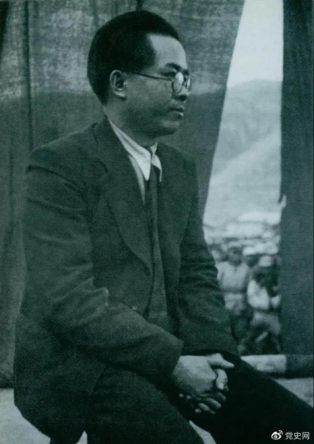 1940年3月26日，任弼時(shí)結(jié)束中共駐共產(chǎn)國(guó)際代表的工作回到延安。圖為他在歡迎大會(huì)上