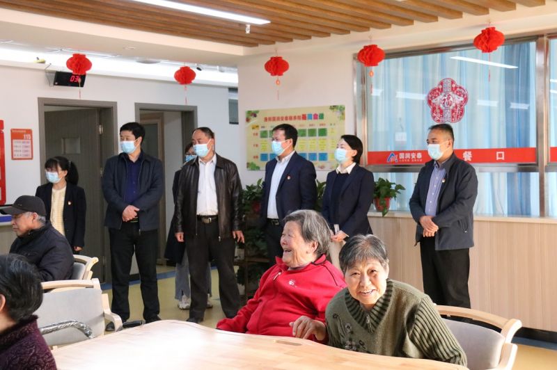 學(xué)史力行辦實(shí)事 敬老服務(wù)獻(xiàn)愛(ài)心--國(guó)鑫擔(dān)保黨支部到國(guó)潤(rùn)安泰頤養(yǎng)院開(kāi)展慰問(wèn)活動(dòng)