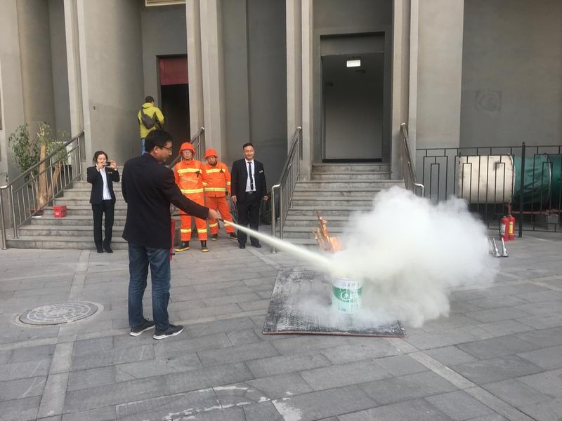 河南國鑫投資擔(dān)保有限公司 組織開展“防范于未然,時刻緊繃弦” 消防安全演練活動