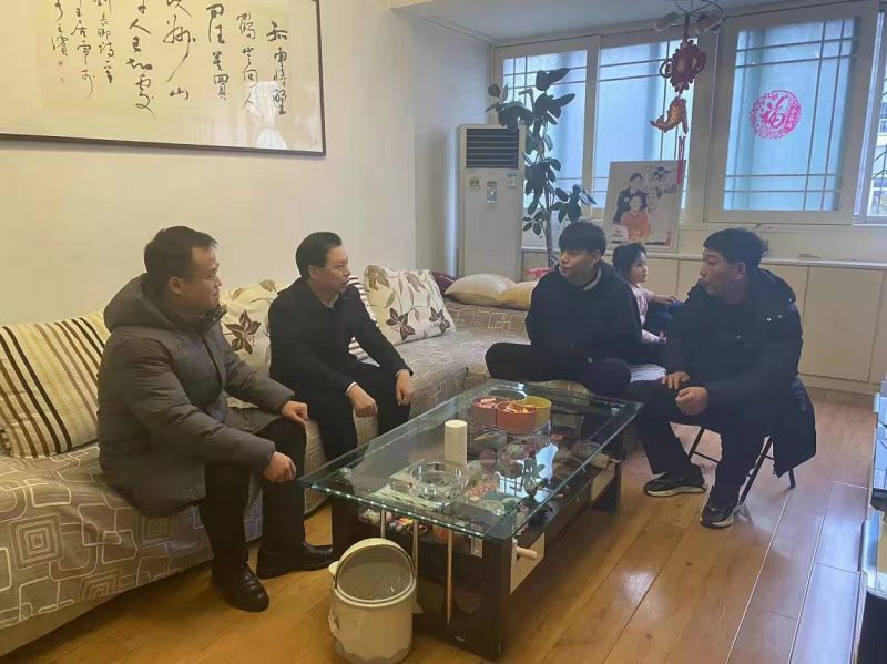 洛礦集團黨總支書記韓振杰走訪慰問國鑫擔保困難職工